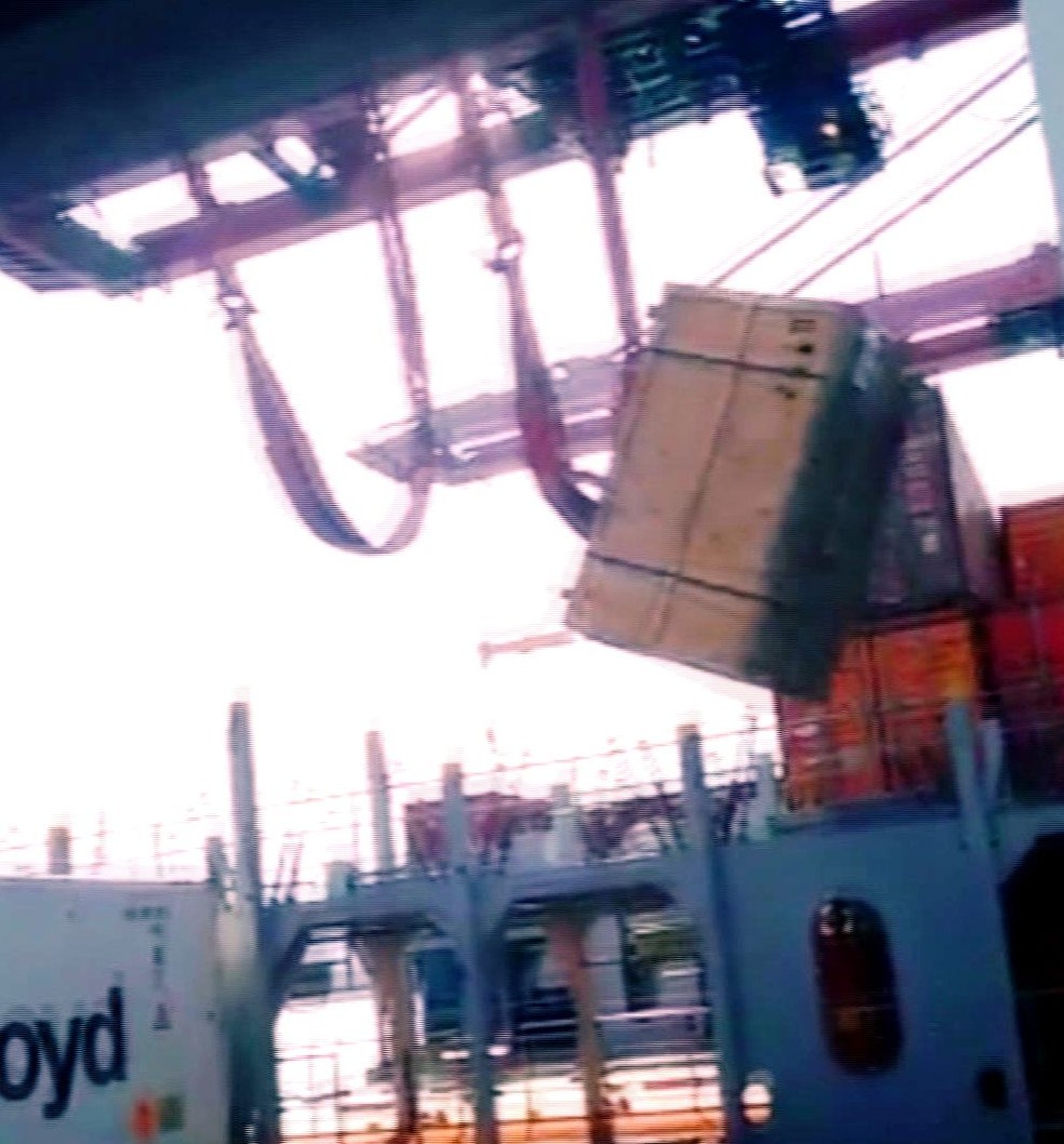 Carga despenca em navio e quase atinge trabalhadores em SP | G1
