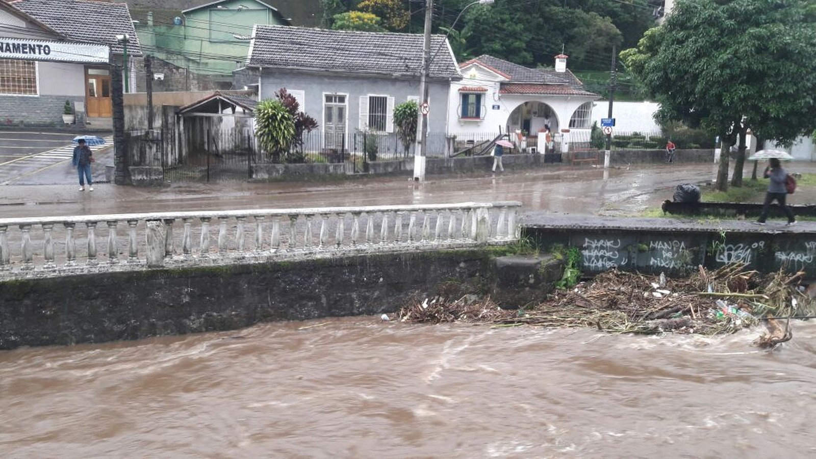 Defesa Civil está em estágio de atenção em Petrópolis, no RJ |  G1