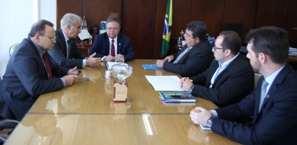 CNA e OCB debatem importação de leite em audiência com Ministro da Agricultura | CNA Brasil